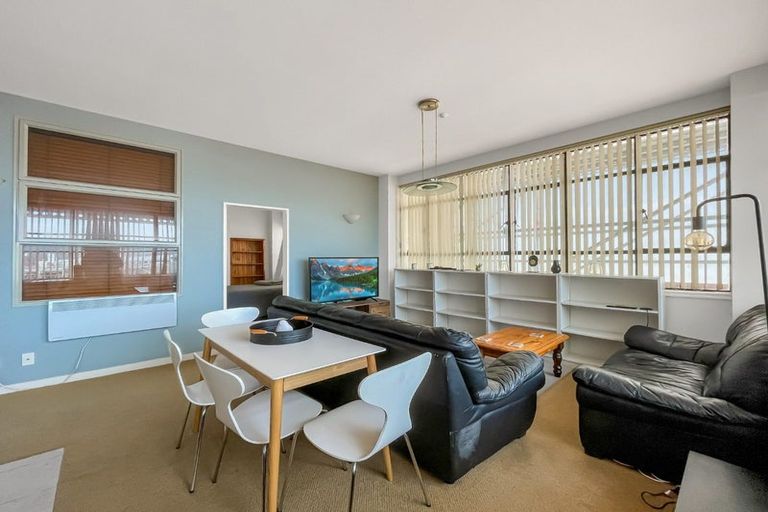 Photo of property in Endeavour Apartments, 16/125 Thorndon Quay, Pipitea, Wellington, 6011