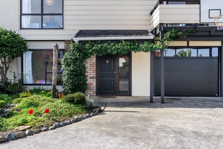 Photo of property in 2/3 Ceramco Place, Torbay, Auckland, 0630