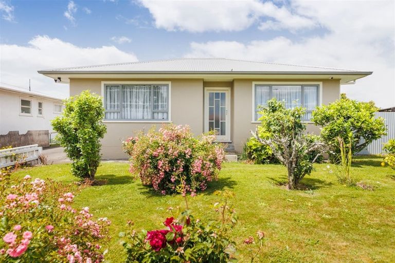 Photo of property in 12 Somerset Crescent, Highbury, Palmerston North, 4412