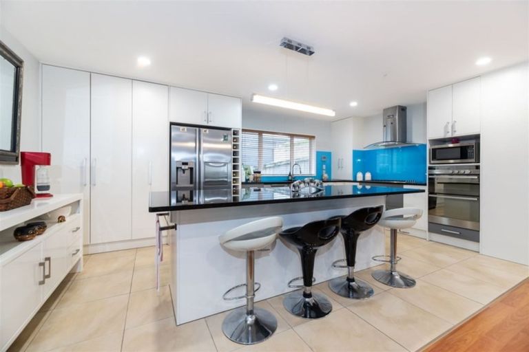 Photo of property in 92 Lake Panorama Drive, Henderson Valley, Auckland, 0612