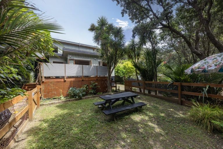Photo of property in 33 Glenesk Road, Piha, New Lynn, 0772
