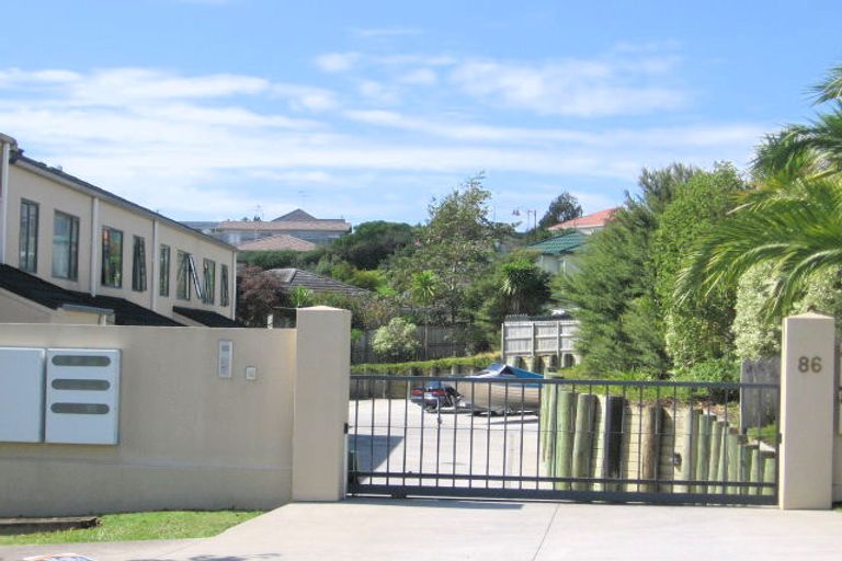 Photo of property in 4/86 Fernhill Way, Oteha, Auckland, 0632