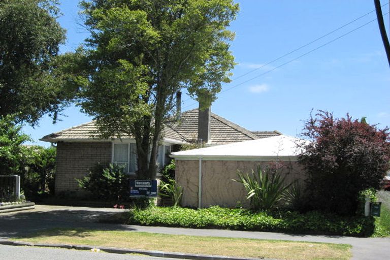 Photo of property in 2/3 Pinehurst Crescent, Russley, Christchurch, 8042