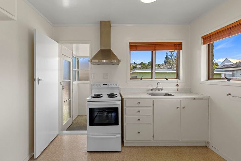 Photo of property in 2/16 Mannering Place, Hillcrest, Auckland, 0627