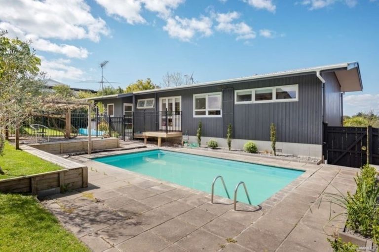 Photo of property in 19 Long Street, Torbay, Auckland, 0630