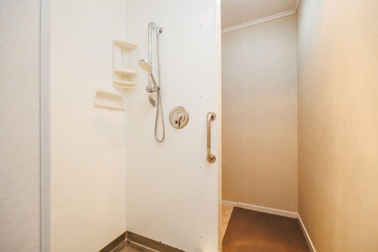 Photo of property in 18 Westhaven Grove, Takaro, Palmerston North, 4412