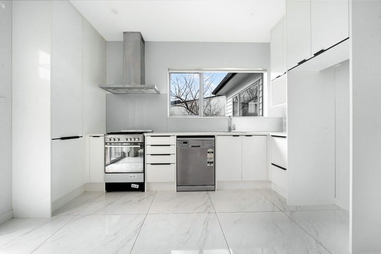 Photo of property in 4a Glenvil Lane, Te Atatu Peninsula, Auckland, 0610
