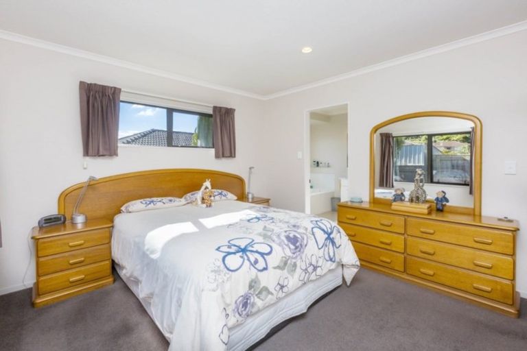 Photo of property in 5 Beaufort Close, Kingsley Heights, Upper Hutt, 5018