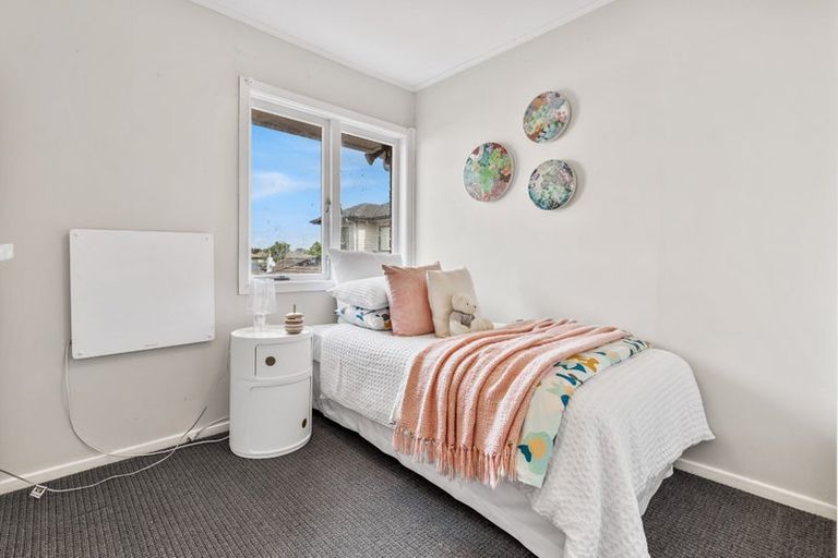 Photo of property in 12 Toru Street, Te Atatu Peninsula, Auckland, 0610
