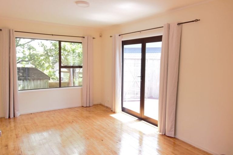 Photo of property in 1/19 Tree View Avenue, Glenfield, Auckland, 0629