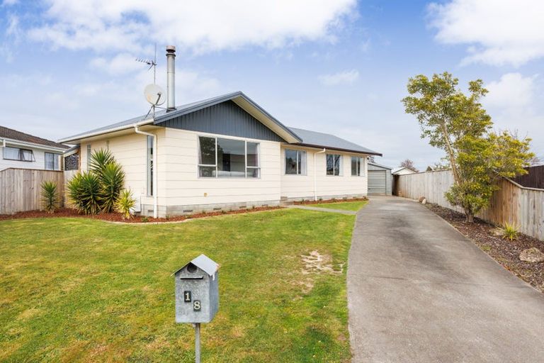 Photo of property in 18 Cumberland Place, Kelvin Grove, Palmerston North, 4414