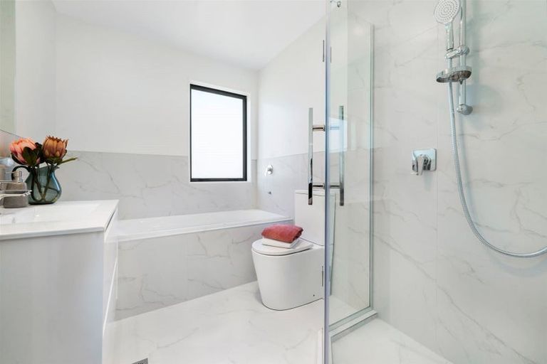 Photo of property in 4b Flaunty Place, West Harbour, Auckland, 0618