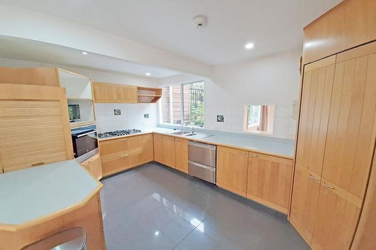 Photo of property in 14 La Roche Place, Northcote, Auckland, 0627