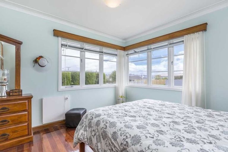 Photo of property in 73 Pupuke Road, Northcote, Auckland, 0627