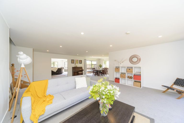 Photo of property in 7 Hillgrove Place, Fitzherbert, Palmerston North, 4410