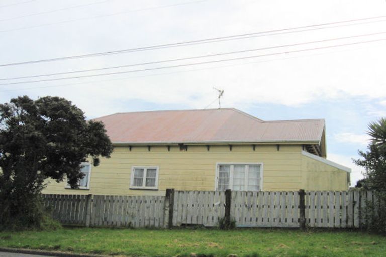 Photo of property in 3 Karewa Street, Castlecliff, Whanganui, 4501