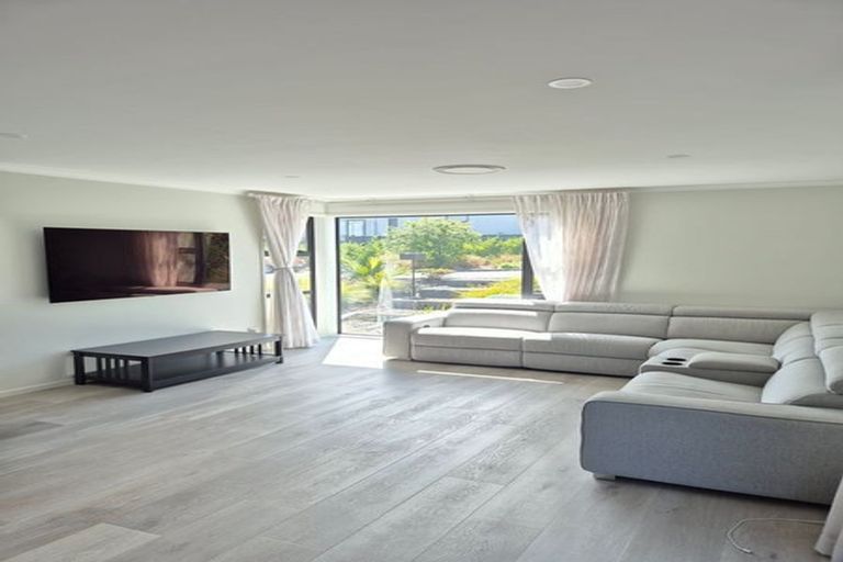 Photo of property in 38 Paparahi Place, Wainui, 0992