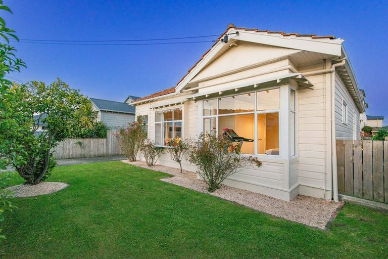 Photo of property in 15 West Avenue, Saint Clair, Dunedin, 9012