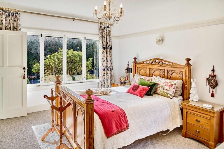 Photo of property in 68 Cheviot Road, Lowry Bay, Lower Hutt, 5013