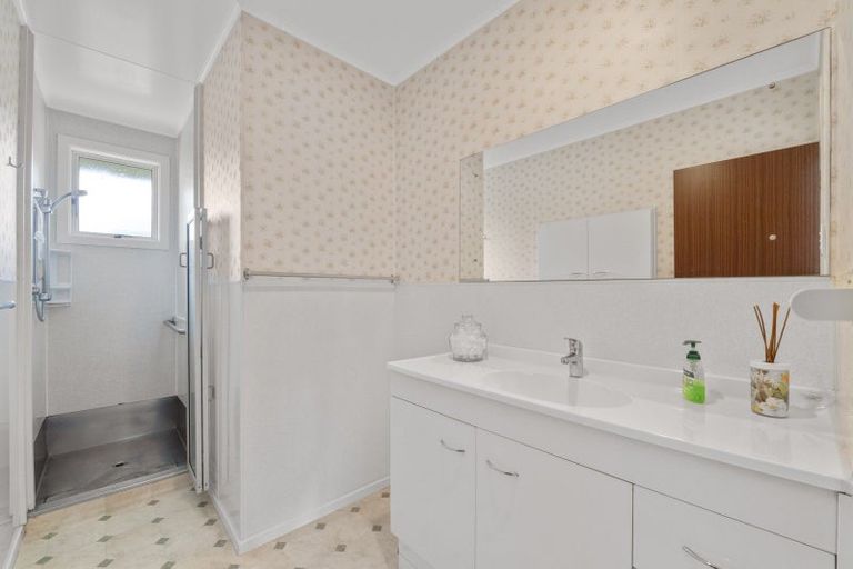 Photo of property in 2/4 Severn Place, Spotswood, New Plymouth, 4310