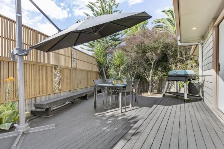 Photo of property in 27 Justin Place, Te Atatu Peninsula, Auckland, 0610