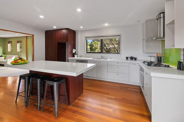 Photo of property in 6 Tasman Avenue, Henderson Valley, Auckland, 0614