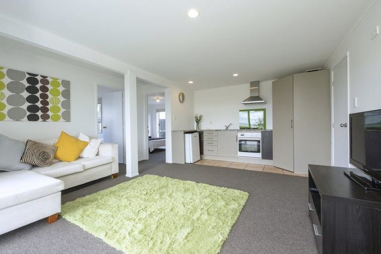 Photo of property in 33 Dawnhaven Drive, Te Atatu Peninsula, Auckland, 0610