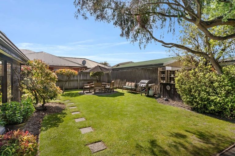 Photo of property in 77 Farquhars Road, Redwood, Christchurch, 8051
