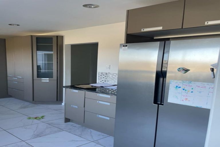 Photo of property in 91 Akaroa Drive, Maupuia, Wellington, 6022