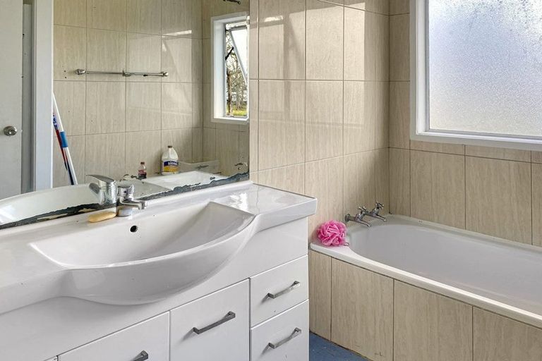 Photo of property in 25 Fitzherbert Avenue, West Harbour, Auckland, 0618