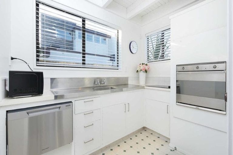 Photo of property in 72 Aikmans Road, Merivale, Christchurch, 8014