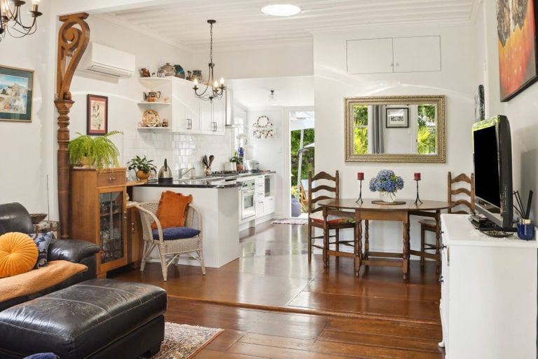 Photo of property in 15 Pomare Road, Russell, 0202