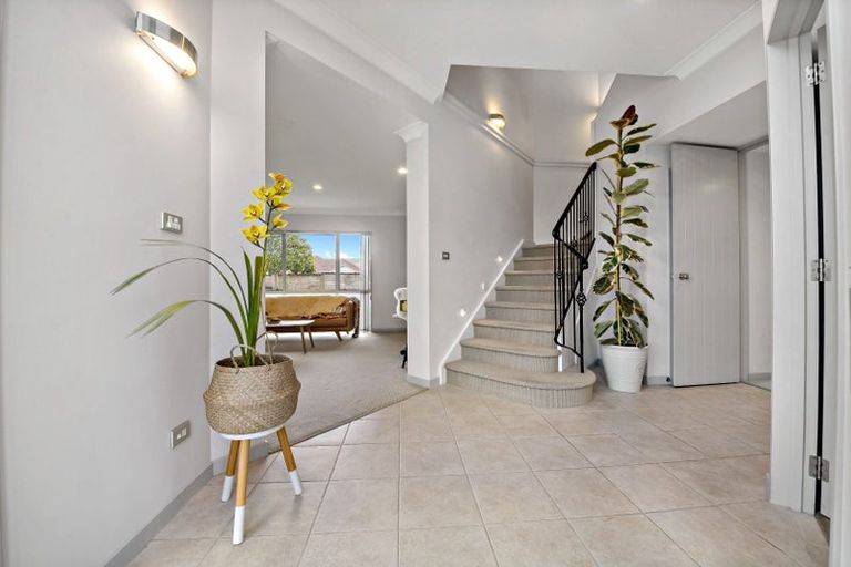 Photo of property in 11 Tolben Place, Golflands, Auckland, 2013