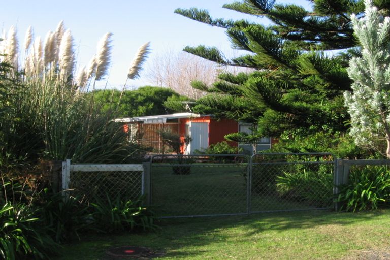 Photo of property in 3 Rangihiroa Street, Waikanae Beach, Waikanae, 5036