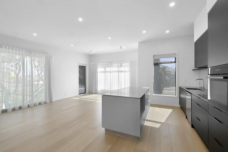 Photo of property in 30c Waiwaka Terrace, Strandon, New Plymouth, 4312