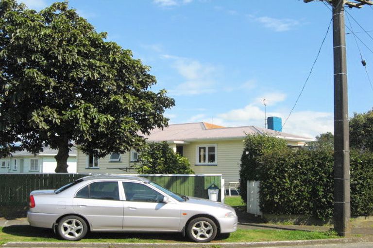 Photo of property in 13 York Crescent, Westown, New Plymouth, 4310