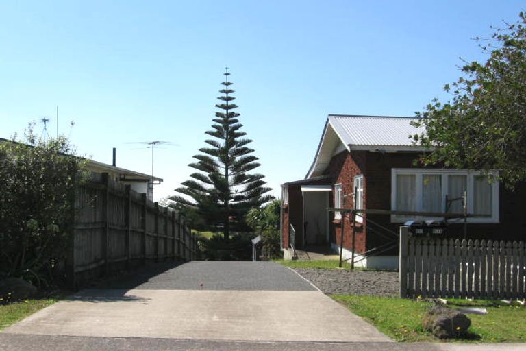 Photo of property in 1/895 East Coast Road, Northcross, Auckland, 0632