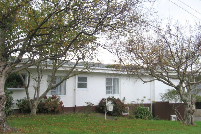 Photo of property in 3 Ranui Terrace, Tawa, Wellington, 5028