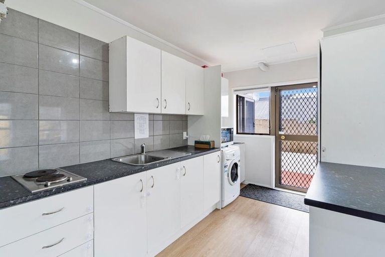 Photo of property in 2/30 Redoubt Road, Goodwood Heights, Auckland, 2105