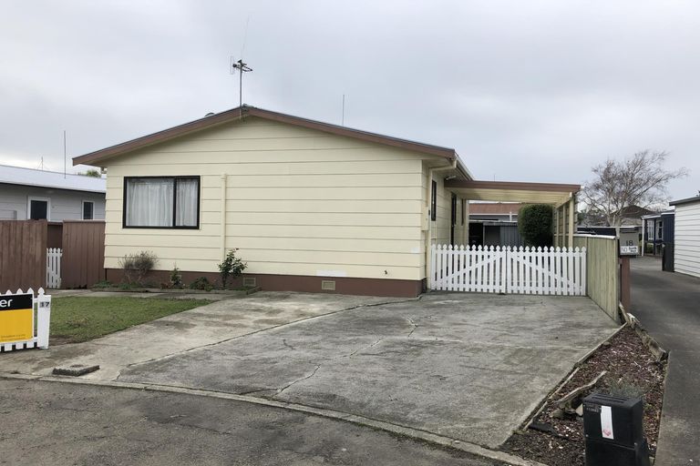 Photo of property in 17 Coromandel Court, Roslyn, Palmerston North, 4414