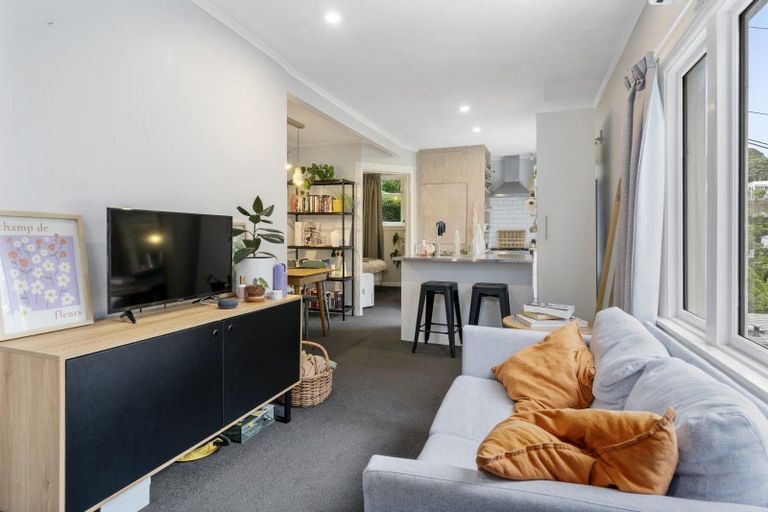 Photo of property in 10 Governor Road, Northland, Wellington, 6012