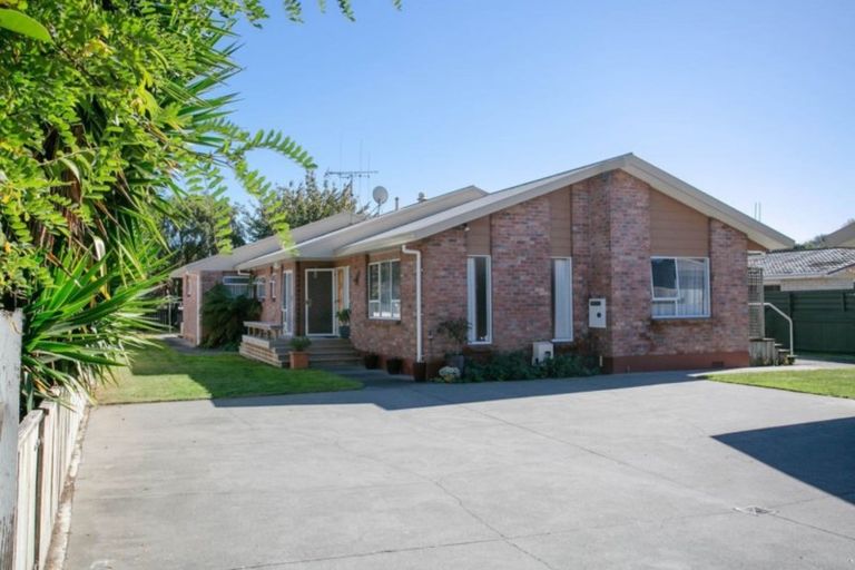 Photo of property in 321 Shakespeare Street, Leamington, Cambridge, 3432