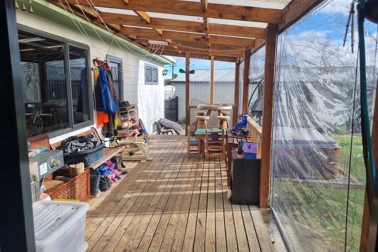 Photo of property in 473 Tararua Road, Levin, 5571