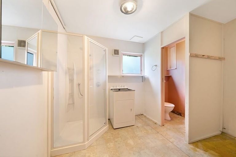 Photo of property in 1 Alwyn Avenue, Te Atatu South, Auckland, 0610