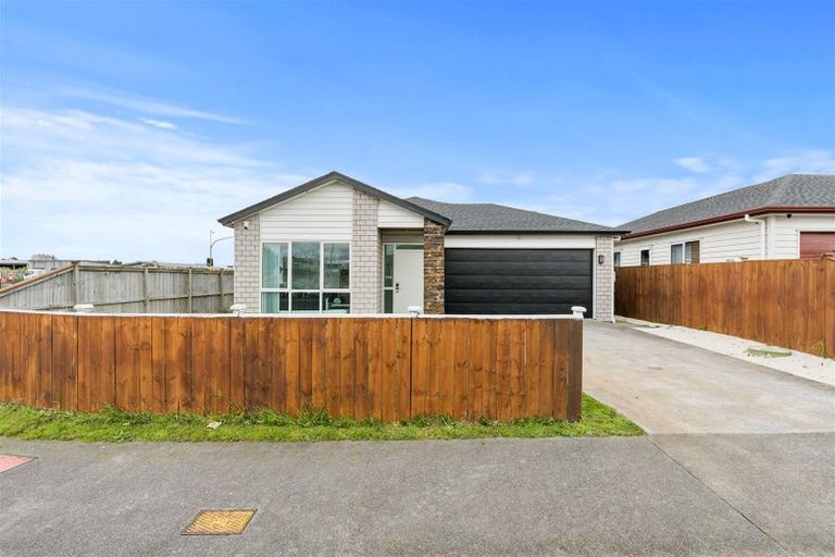 Photo of property in 2 Castlepoint Avenue, Takanini, 2110