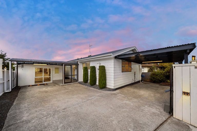 Photo of property in 296a Triangle Road, Massey, Auckland, 0614