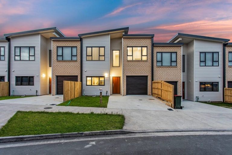 Photo of property in 13 Millcroft Lane, Ranui, Auckland, 0612