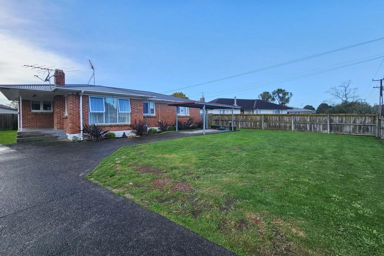 Photo of property in 24 Sutton Crescent, Papakura, 2110