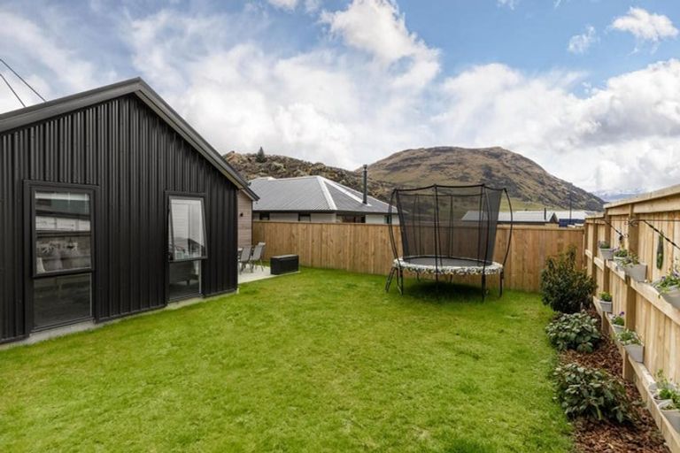 Photo of property in 33 Drysdale Road, Jacks Point, 9371