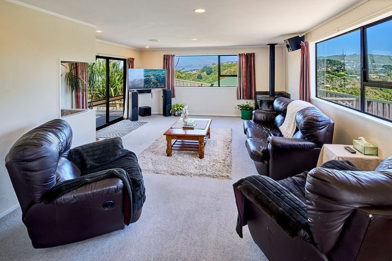 Photo of property in 20 Lyndfield Lane, Newlands, Wellington, 6037